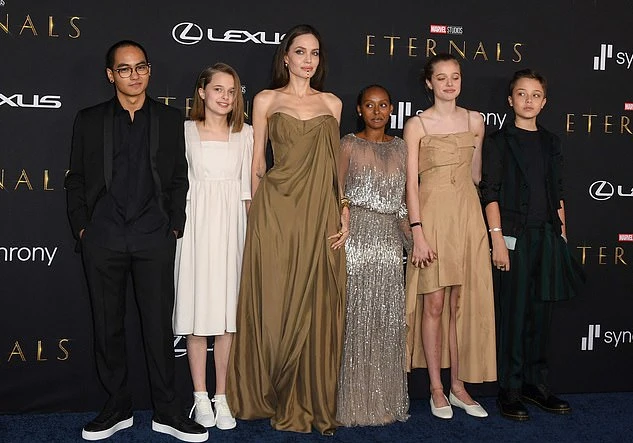 肖战|朱莉基因被打败！长女穿迪奥走红毯像翻版皮特，好在儿子扳回一城