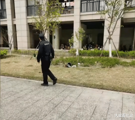 大城看社会 因丈夫不打扫卫生，妻子10楼丢下垃圾桶：他不去倒垃圾