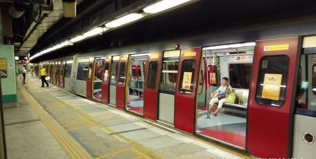 拾伍公子 一小女孩神秘消失于地铁站,只留下了一张53年前的糖果纸!