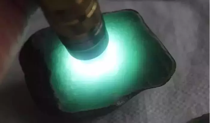 翡翠|一时兴起又买了块翡翠原石，做出来的成品连自己都叹为观止！