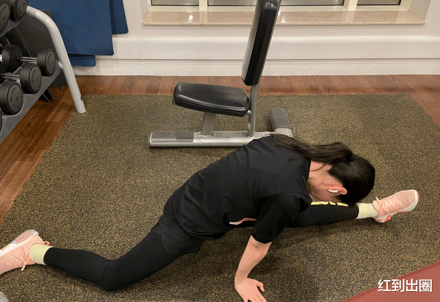 张靓颖|37岁张靓颖到成都商演，冬天穿抹胸裙白皙皮肤，离婚后身材更突出