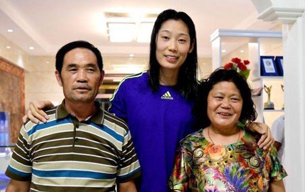 朱婷|接地气！女排朱婷坐经济舱去漳州集训，网友：大长腿能放下吗？