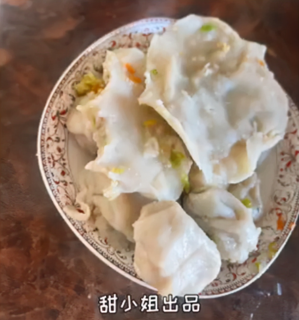 冯巩|冯巩和徒弟包饺子过节！手上全是面粉不怕脏，擀面皮动作娴熟