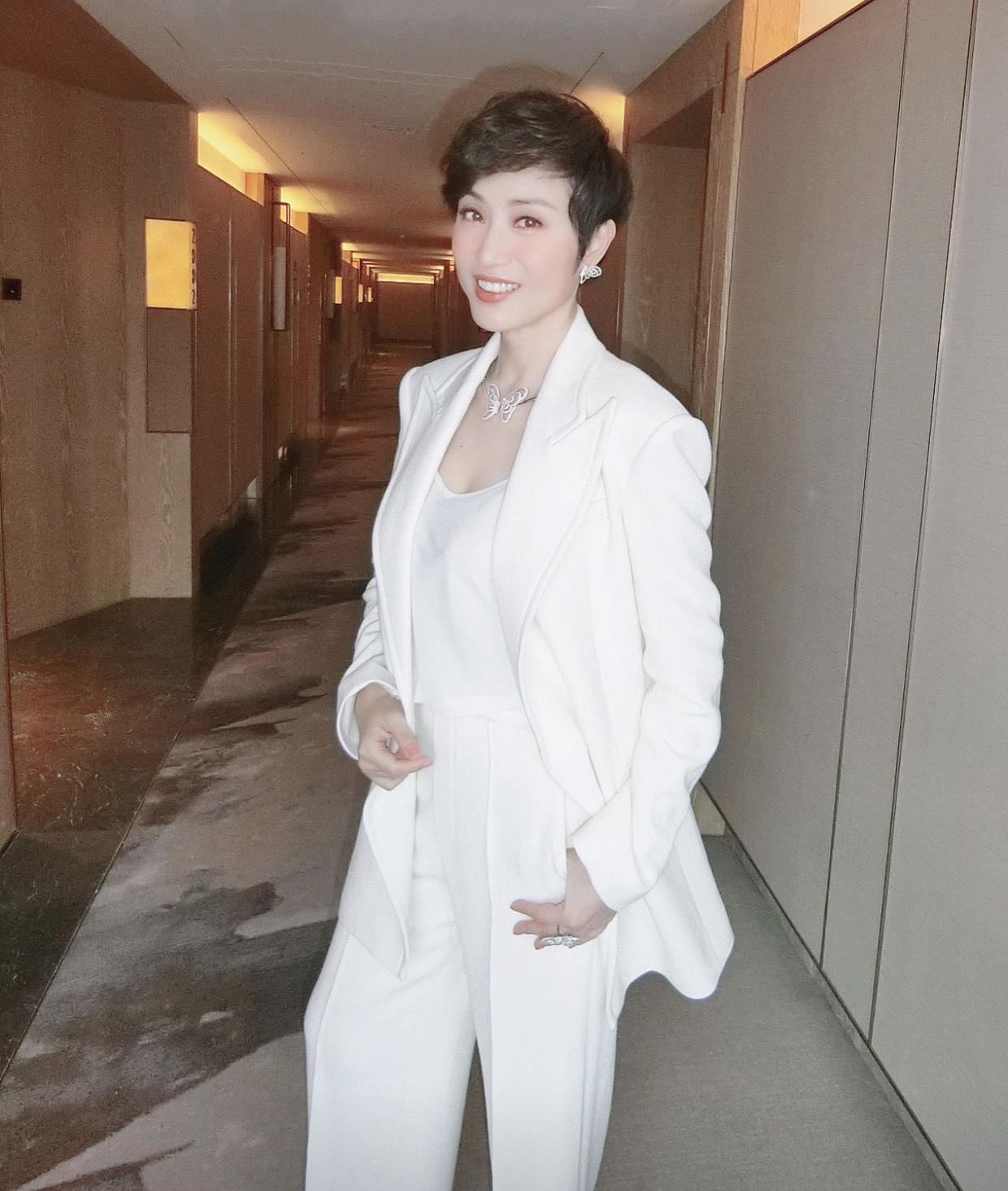 高马尾|54岁的陈法蓉依然高挑纤瘦，穿一袭白色蕾丝连衣裙减龄时髦，真美