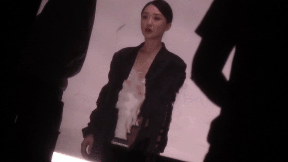 周迅|周迅拍广告现场情绪不佳，沟通无果后离场，网友笑称着急见男友