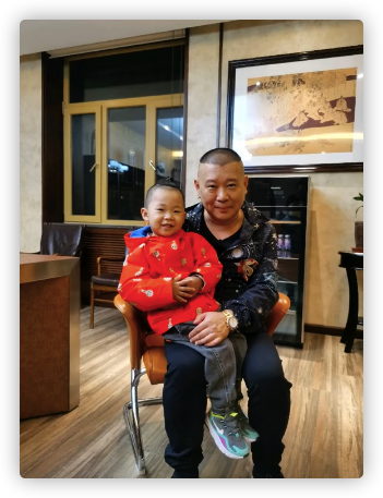 郭德纲|郭德纲助理喜得二胎，在德云社十年儿女双全，曾被拘留现苦尽甘来