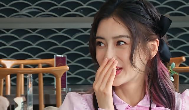 舔狗|baby吃了三碗小馄饨，当她站起来看到肚子，网友：是我的眼花了？