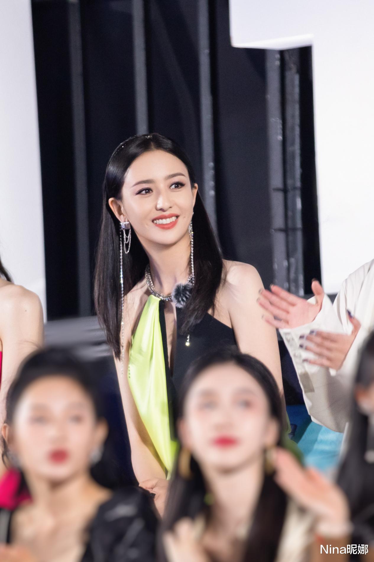 Nina昵娜 佟丽娅担任导师惊喜大,穿挂脖裙戴20cm耳环太惊艳,肤白貌美气色好