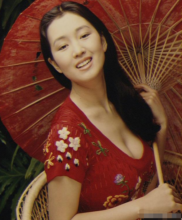 巩俐|55岁巩俐和外籍老公如胶似漆，不打扮的她身上多了一份轻松惬意，网友点赞