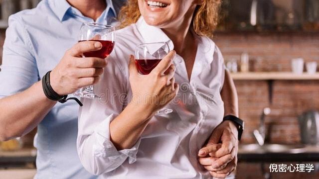 倪密心理学 61岁出轨男性泣诉:贪玩一次背叛了老婆,却换来整个余生的卑微