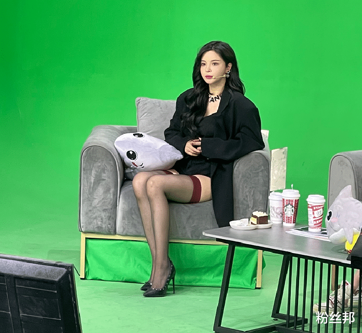 女主播|被粉丝吐槽肚子有“赘肉”，苏恩起身起身自证，解释这是皮不是肉