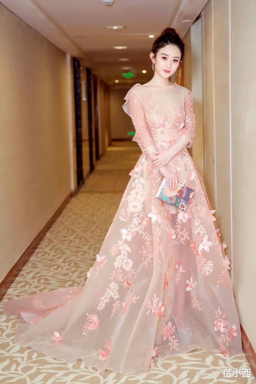 蓓小西|赵丽颖的早秋造型太成功,休闲外套配连帽卫衣,松松搭配真时髦