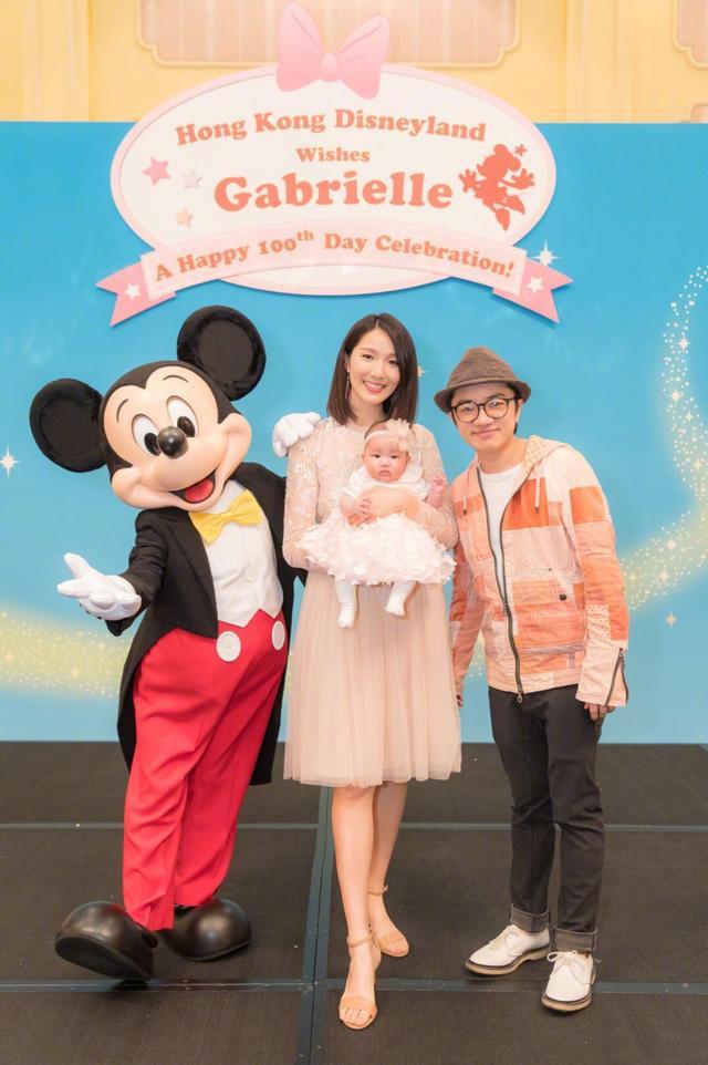 王祖蓝|李亚男晒迪士尼度假照，王祖蓝将女儿扛在肩膀上，爸爸力max