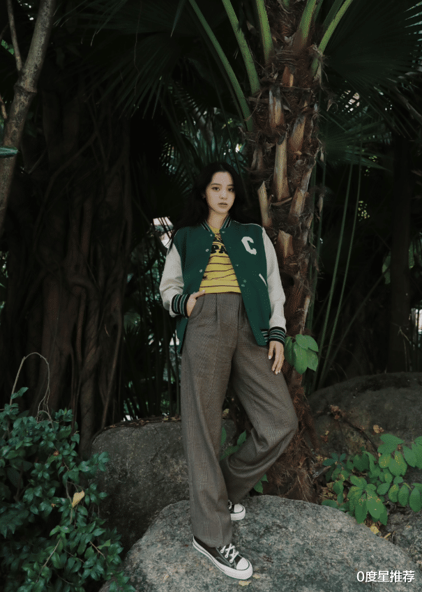 欧阳娜娜|欧阳娜娜不听劝，非得挑战“死亡白袜”，不料暴露多肉腿