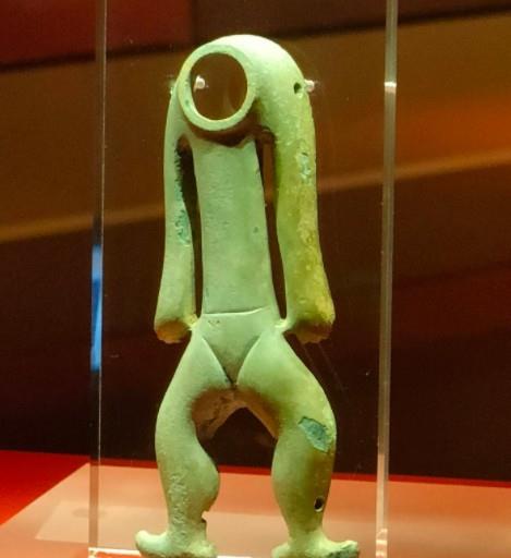 虫洞 时光隧道真的存在？金沙遗址出土“宇航服”，超出人们的认知范围