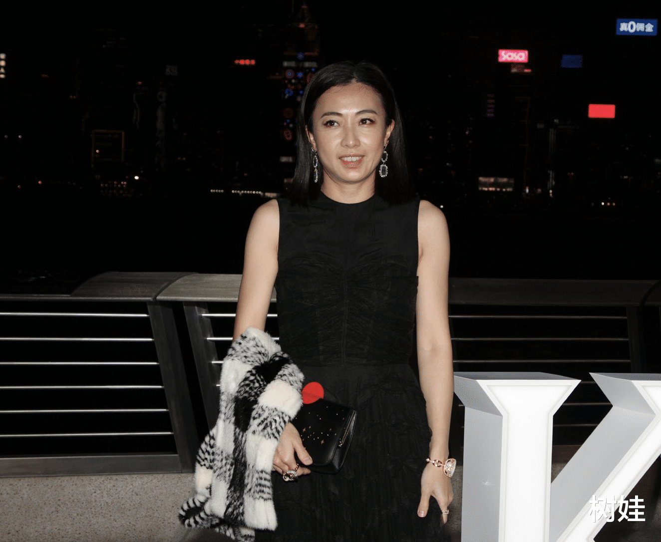 李嘉欣|李嘉欣携丈夫出席聚会，与甘比何超琼同场不同框，三人关系很微妙