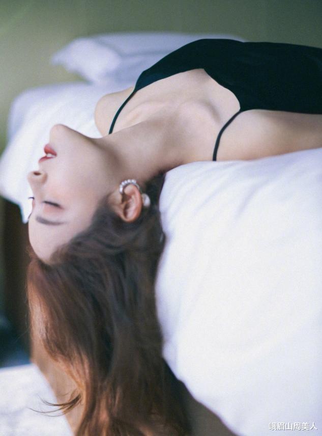 峨眉山周美人|娜扎“摩登女郎”造型太惊艳了，穿丝绒黑裙配礼帽，这身材够辣！