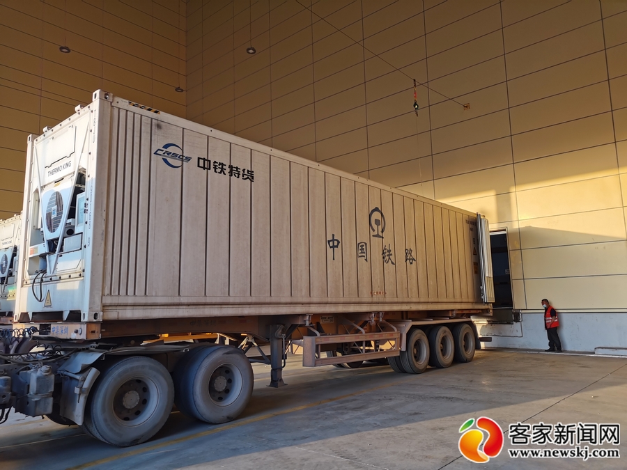 客家新闻网 赣州橙汁“坐”火车去北京