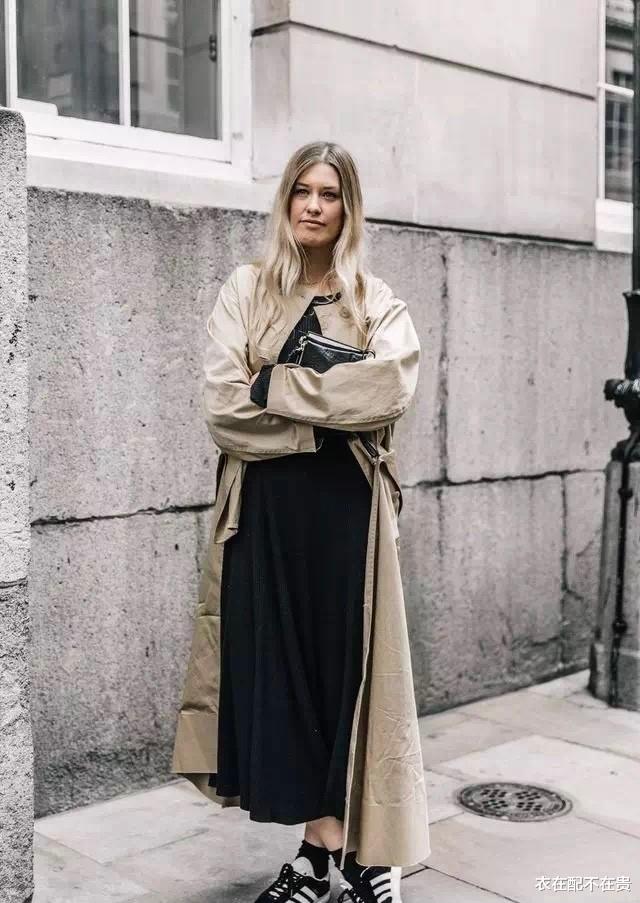衣在配不在贵 风衣下面不一定穿裤子，以下5种搭配也很时髦，提升气质和辨识度