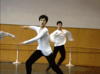 制服|白敬亭「59cm公狗腰」，陈伟霆的「鲨鱼线」，才是内娱帅哥的正确打开方式