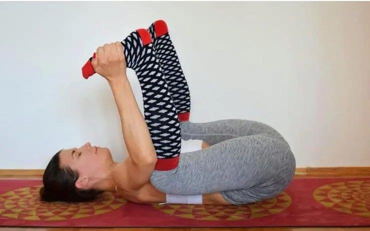 婴儿|超简单的瑜伽快乐婴儿式,缓解一天的疲劳,放松身心