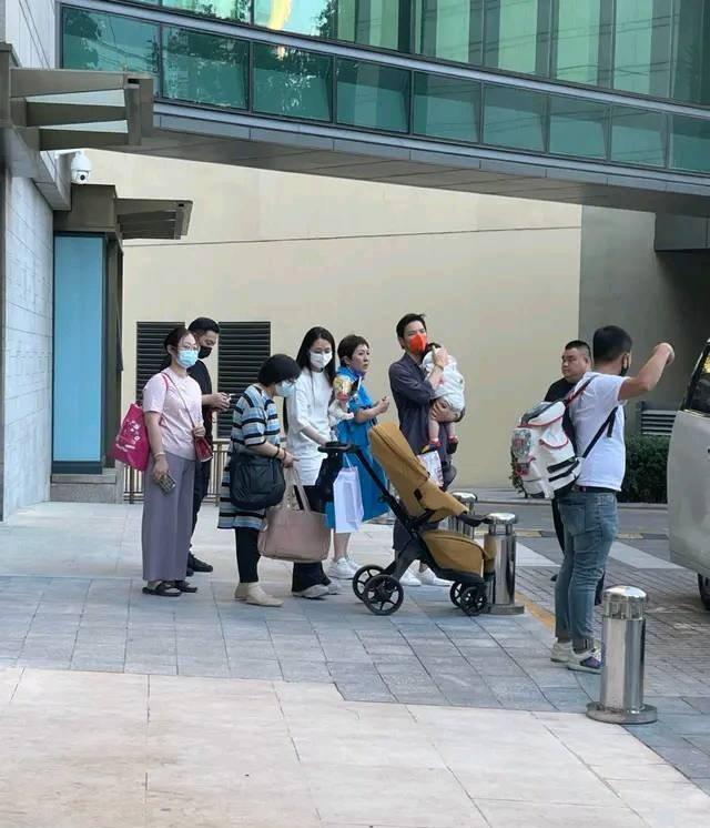 郭碧婷|偶遇向佐郭碧婷一家逛街，网友调侃：我不吃狗粮，狗粮自己找上门