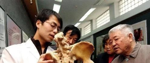 人类本应有206块骨头,为何中国人少两块?专家:有个部位不一样