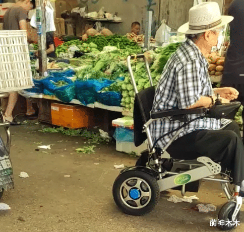 69歲洪金寶身形暴瘦，安居上海親自現身買菜，坐輪椅倆保鏢護航-圖2