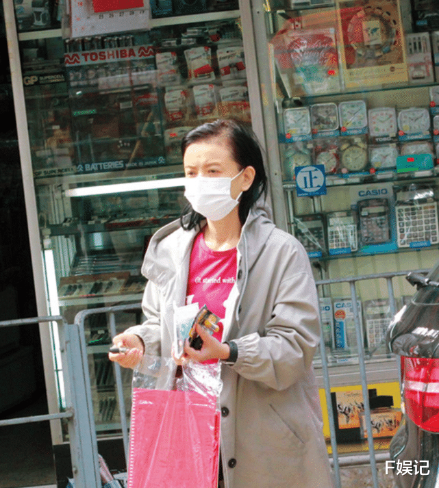周迅|56岁冻龄曾华倩素颜去购物 素颜还能打不过被港媒曝现脱发危机？