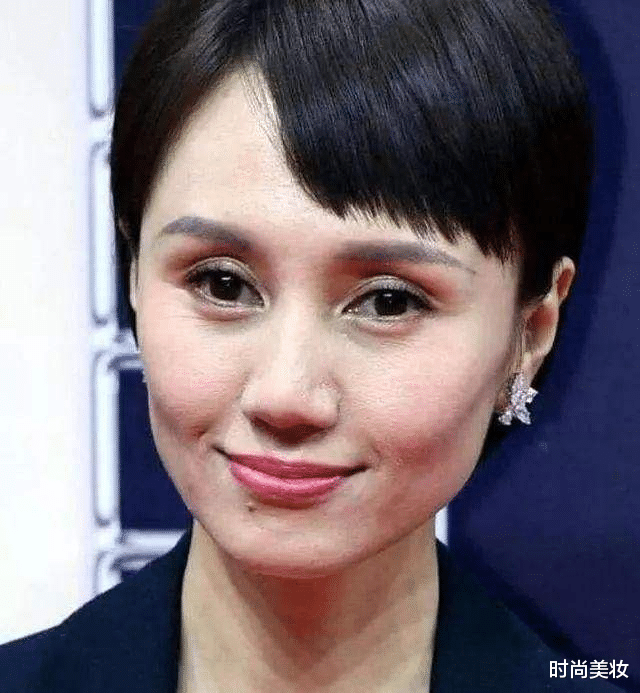 底妆|48岁瞿颖真大胆，粗糙皮肤加上大浓妆，拉近看这颜值更让人尴尬