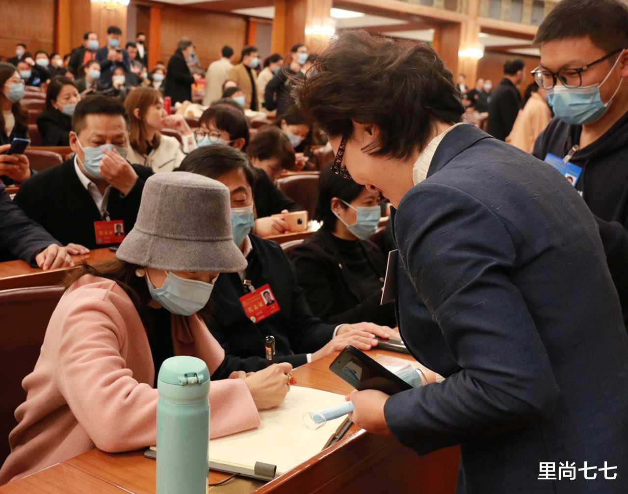 周冬雨|文代会闭幕，章子怡不扎堆却被央视名嘴索签名，周冬雨被众星追捧