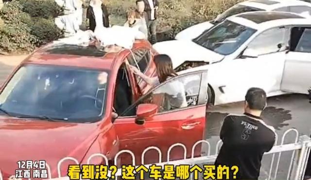 原配带两岁孩子当街开车追逐老公和小三,发生事故后:车是谁买的