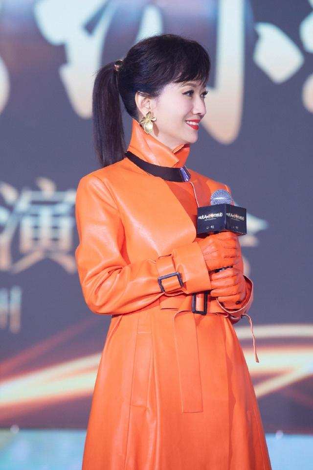 大衣|赵雅芝真让人佩服,穿橙色大衣还扎马尾辫,谁敢说这是67岁奶奶