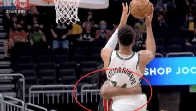 篮网队|惨败34分，抱腰摔+按压+垫脚+夹腿，心态崩了输球又输人啊！