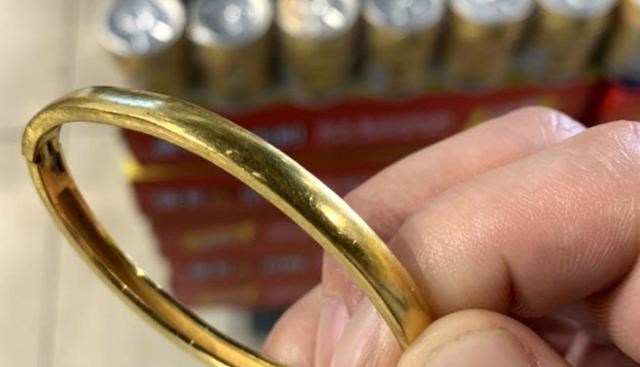 文物 内蒙古男子捡到金牌，专家劝其尽快上交，男子却熔成了金镯子