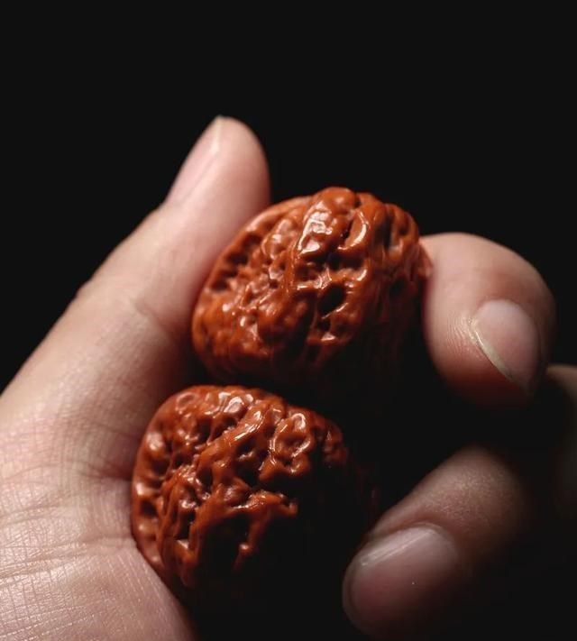 钱币|盘核桃不再需要3冬2夏了,这6种文玩核桃,上色包浆贼快!