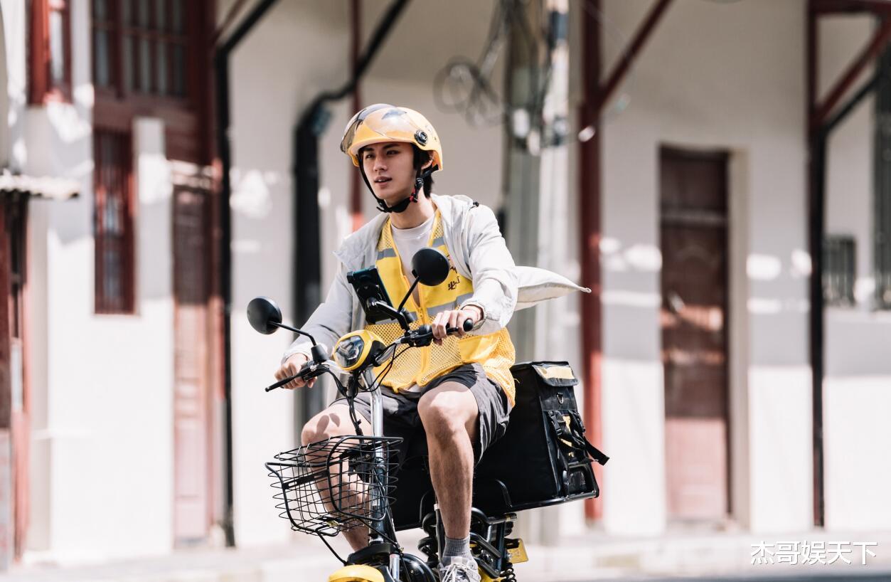 表情包|同样是避嫌，王晶比郝蕾情商高多了