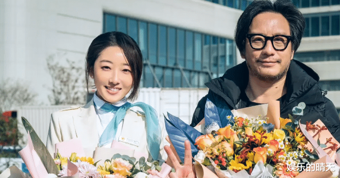 成毅|刘德华到底怎么了？新戏杀青合影留念，为啥拿着一束麦穗？