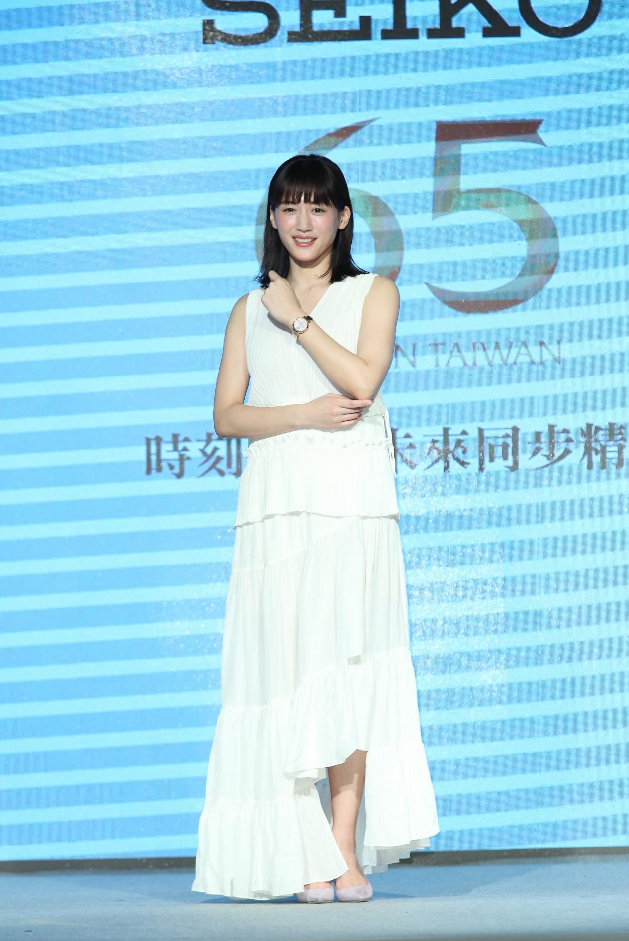 八只爪的猫 日本“国民女神”绫濑遥夺视后，一袭白裙上台领奖，颜值气质俱佳