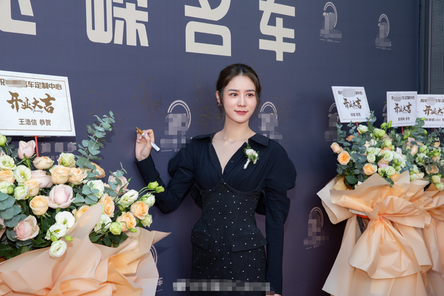 林峰|林峯忙拍戏，娇妻张馨月与梁烈唯合伙开豪车店，提三万元包仍被嘲