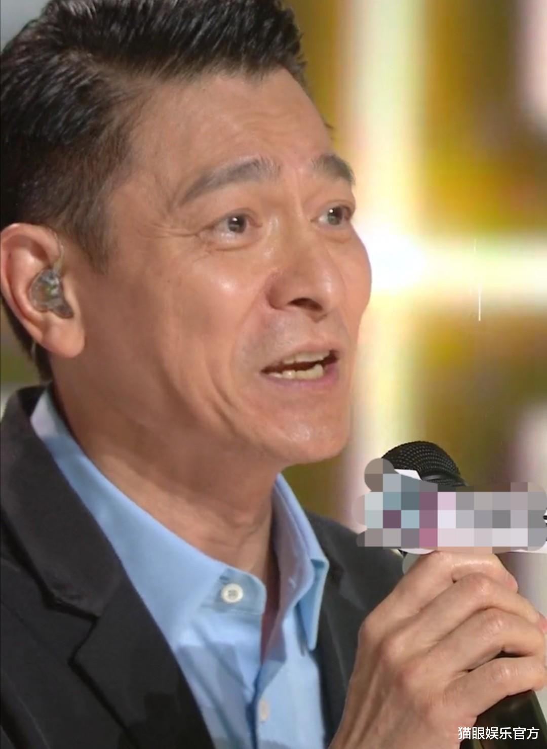 刘德华|刘德华请求粉丝多看自己？唱歌泪洒舞台，关掉礼物拒绝千万打赏