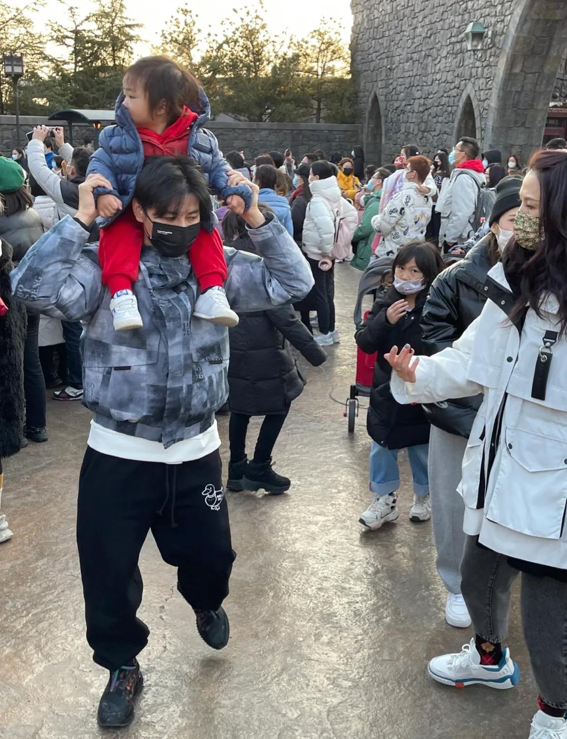张晋|蔡少芬一家五口出游，张晋把儿子扛肩上展爸爸力，鱼蛋似好奇宝宝