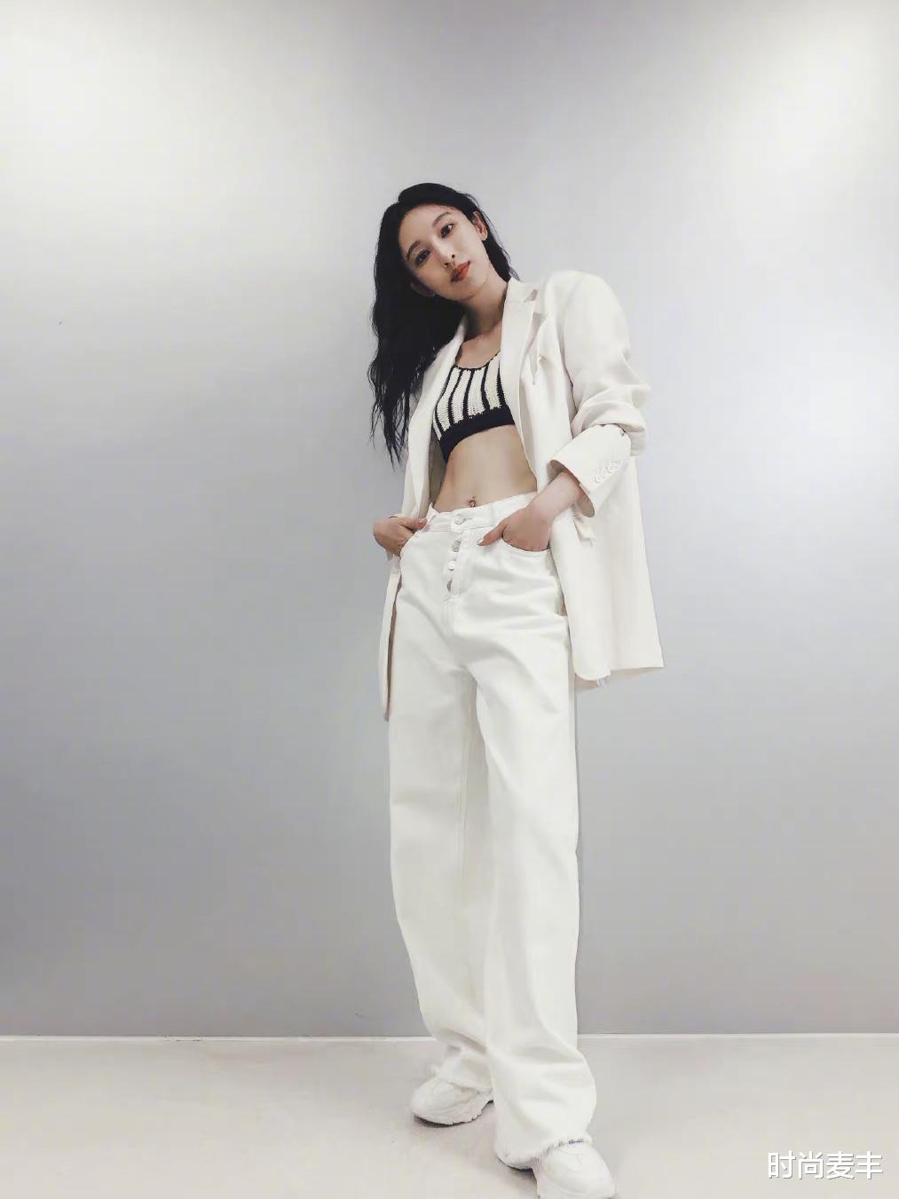 时尚麦丰|张俪这次走的酷帅风，抹胸配白色套装性感又时尚，腰好细