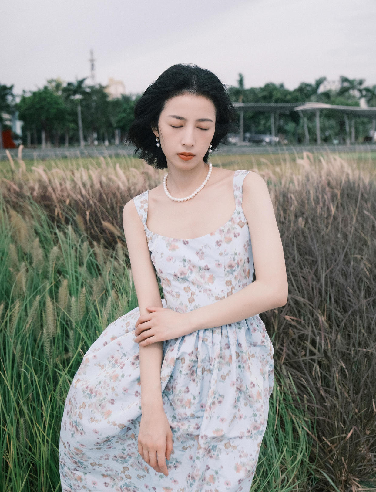 何有强|周雨彤“火”了,用吊带抹胸上衣搭配西装阔腿裤,穿得越来越胆大