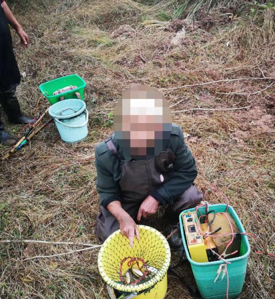 大板鲫|安徽钓友偶遇电船, 船过之处大小无存, 钓友质问反被怼：你不也搞鱼