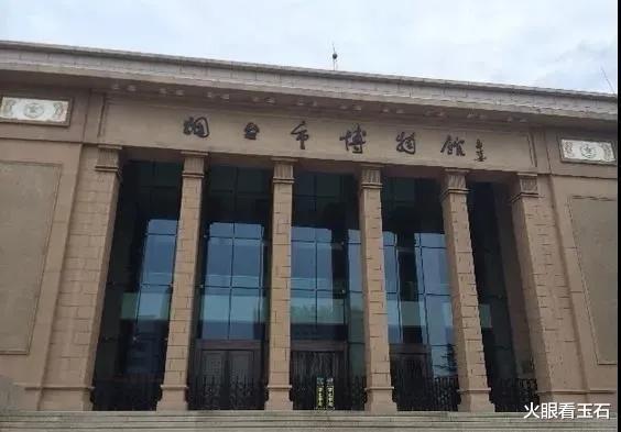 福耳|村民挖出价值6000万的翡翠鼻烟壶，差点换一台拖拉机