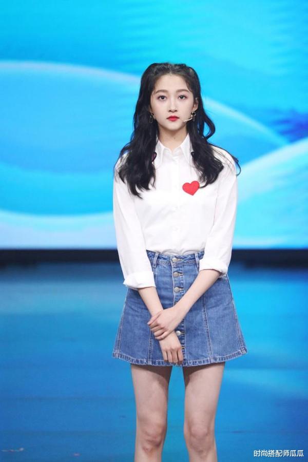 生肖|?关晓彤新造型美多了！清爽高马尾配“蓝耳朵”，鬼马少女元气满满