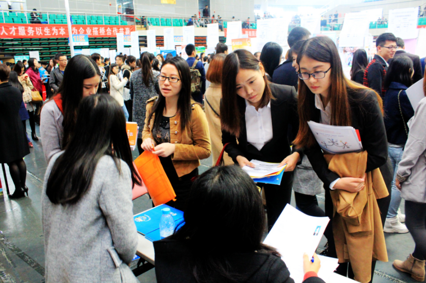 职业年金|高级技工缺口超2200万，本科毕业后却难就业，读书无用再引争议