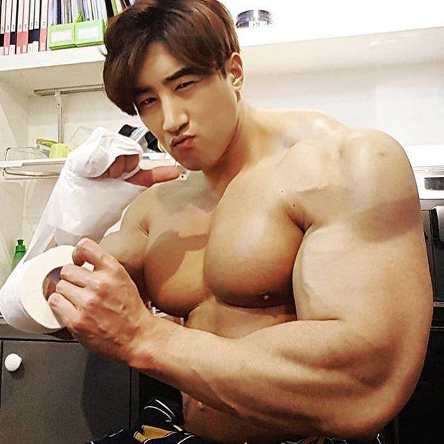 黄哲勋|韩国肌肉男,被誉为“亚洲巨兽”,和妻子结婚被调侃是美女与野兽