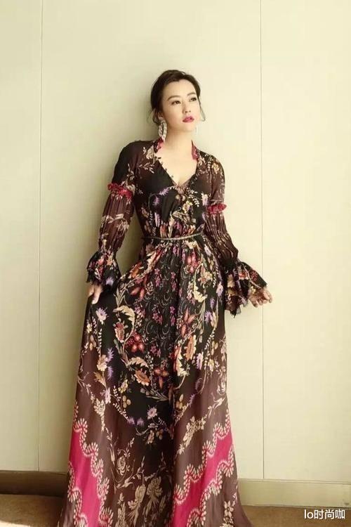 lo时尚咖 郝蕾怎么穿上了“大妈装”，印花衬衫看着太老气，幸好气质能加分